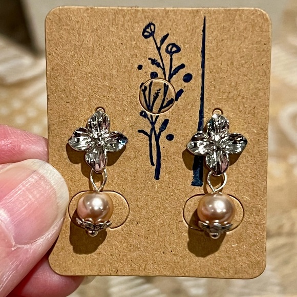 New Gorgeous Vintage Floral Peach Pearl Earrings - Picture 2 of 5